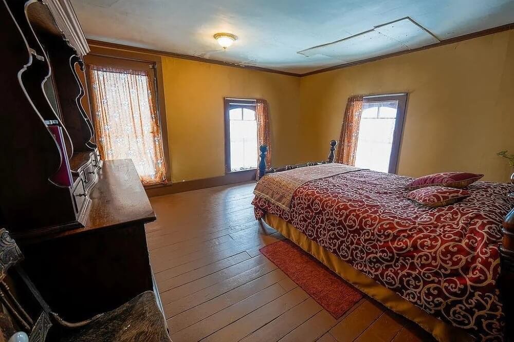 1865 Victorian house Elroy Wisconsin - 18 - bedroom.jpeg
