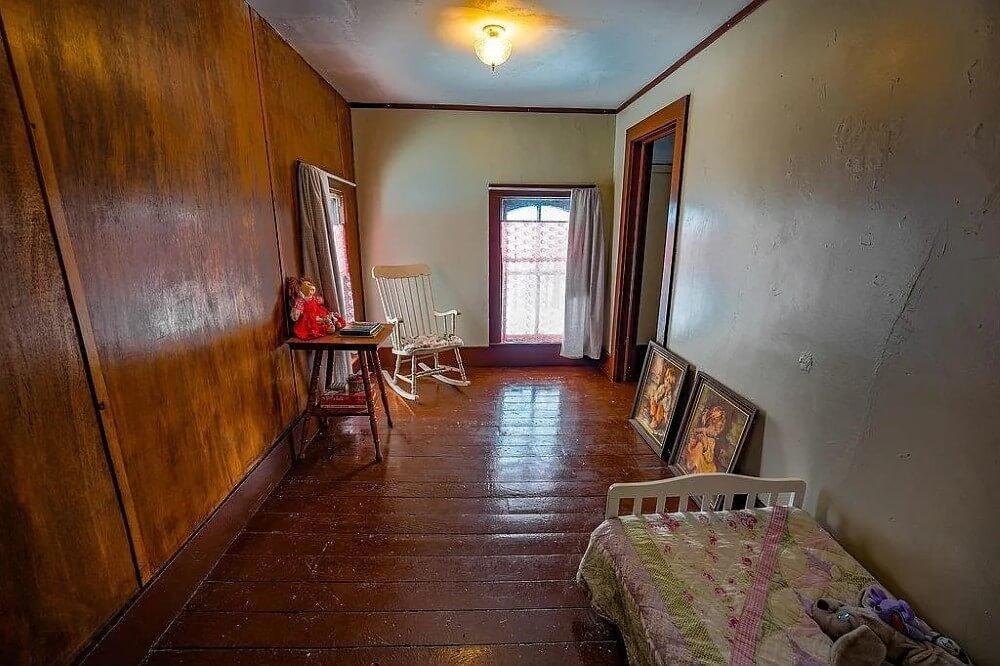1865 Victorian house Elroy Wisconsin - 20 - bedroom.jpeg