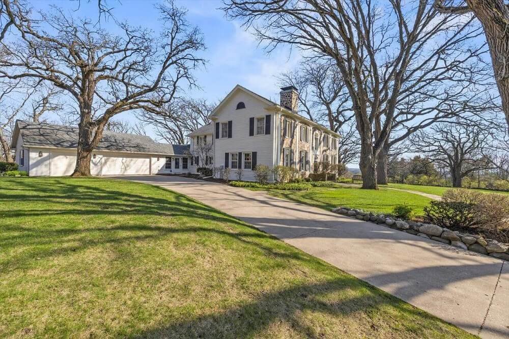 1927 Colonial Revival house Mukwonago Wisconsin - 76 - garage.jpeg
