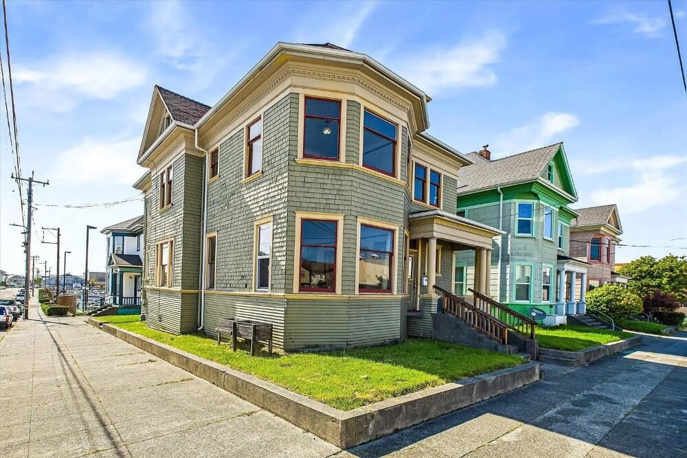 1893 Victorian house Eureka California - 4 - side view.jpeg