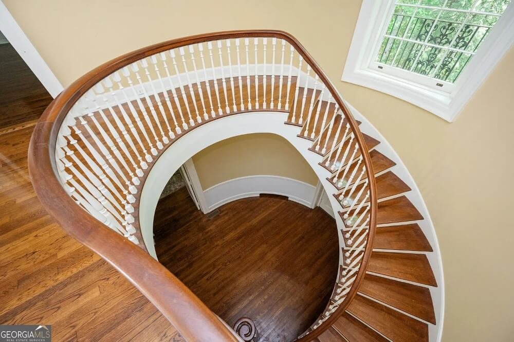 Greenleaf 1941 Georgian Revival estate Macon Georgia - 14 - staircase.jpeg