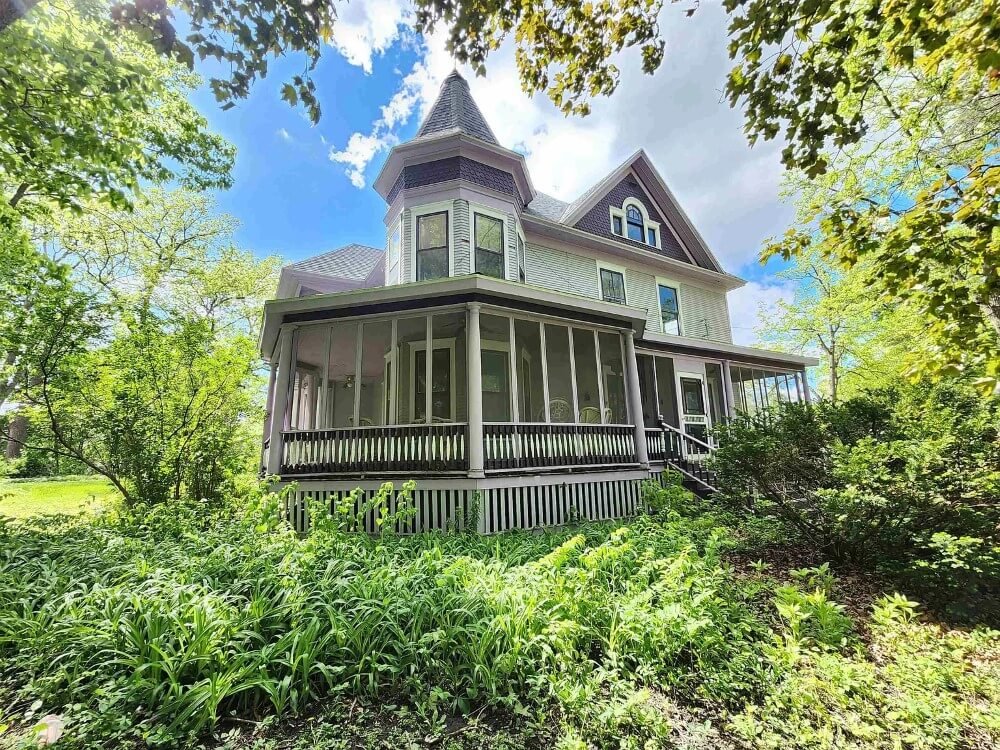 1895 Victorian house Emmetsburg Iowa - 3 - side view.jpeg