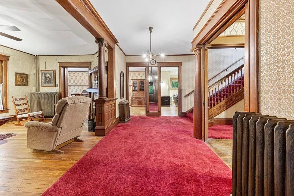 1895 Victorian house Emmetsburg Iowa - 8 - foyer.jpeg