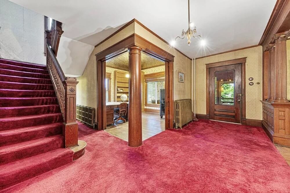 1895 Victorian house Emmetsburg Iowa - 9 - foyer.jpeg