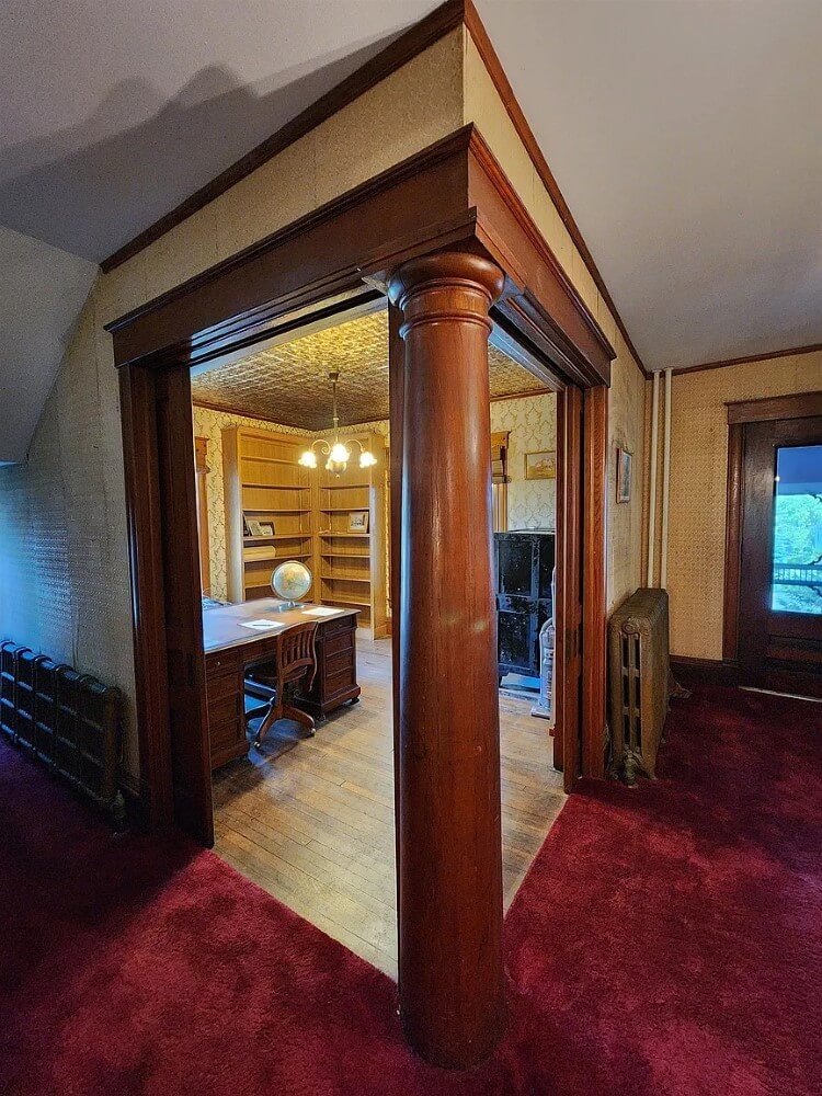 1895 Victorian house Emmetsburg Iowa - 10 - foyer.jpeg