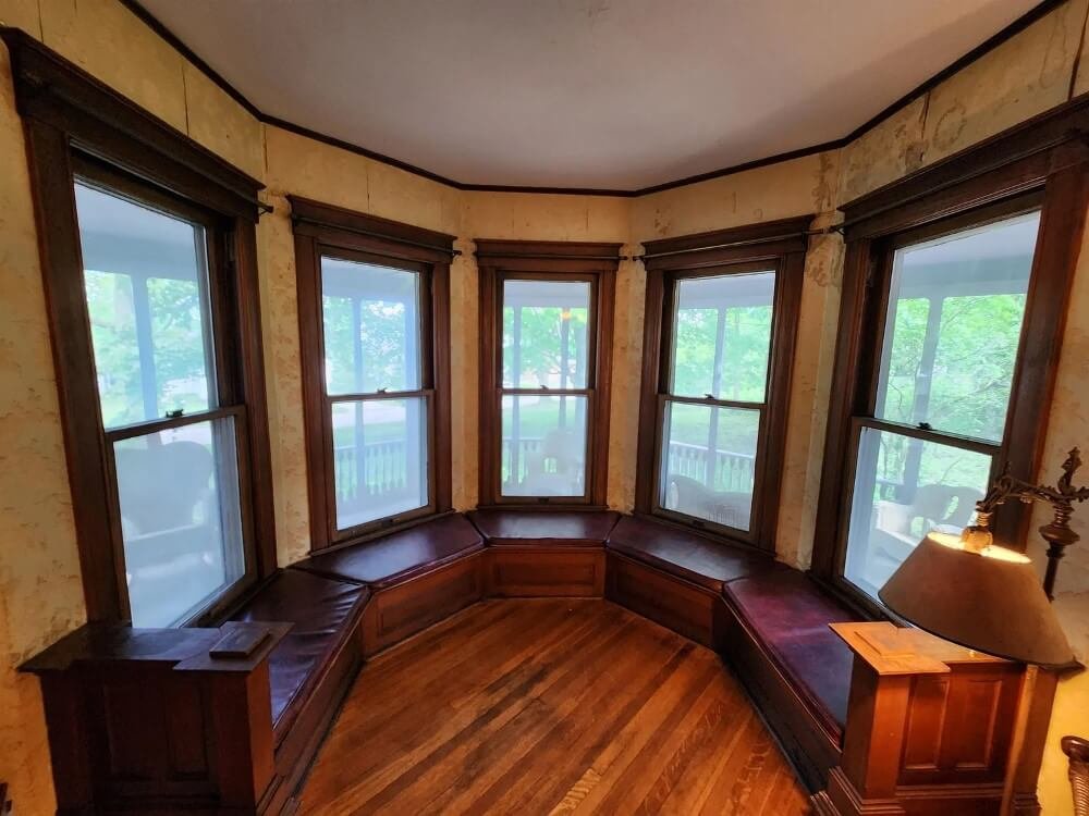 1895 Victorian house Emmetsburg Iowa - 13 - living room.jpeg