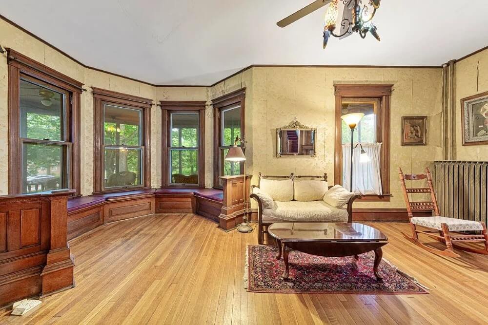 1895 Victorian house Emmetsburg Iowa - 14 - living room.jpeg