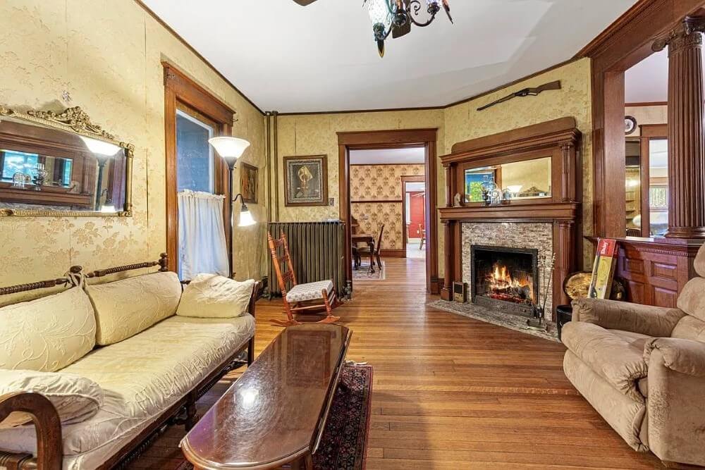 1895 Victorian house Emmetsburg Iowa - 15 - family room.jpeg