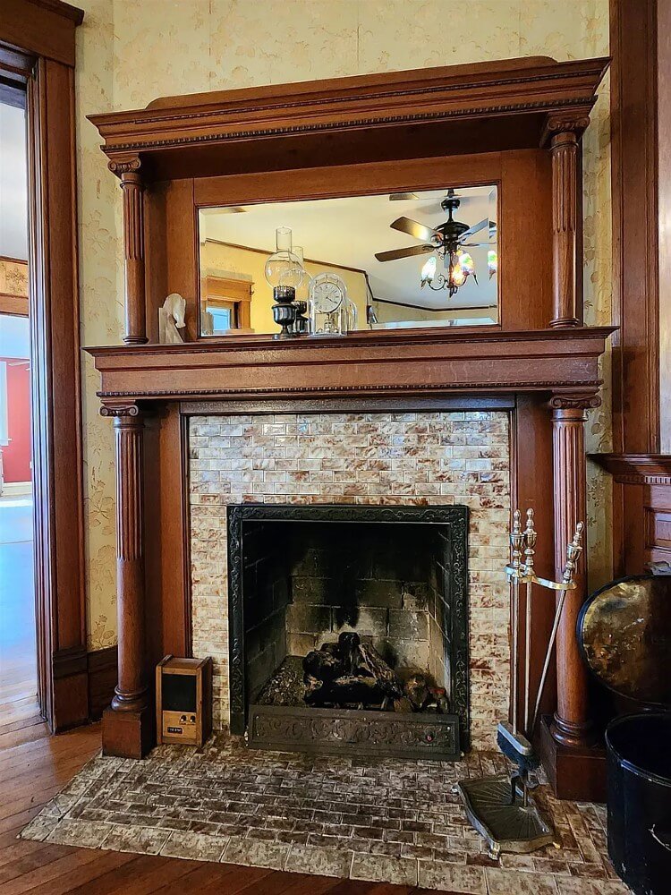 1895 Victorian house Emmetsburg Iowa - 16 - family room.jpeg