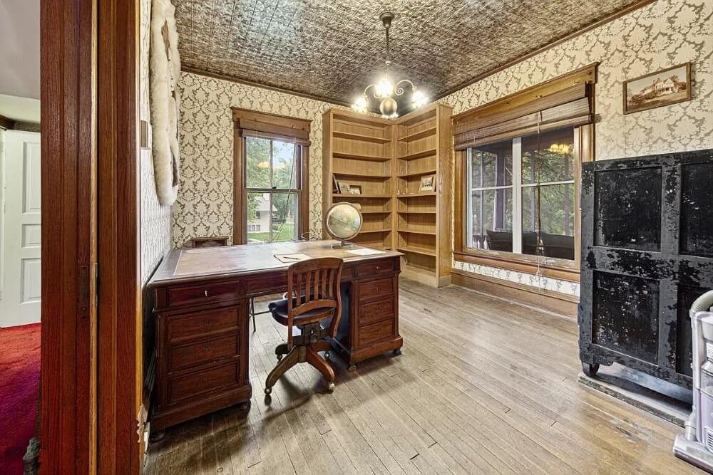 1895 Victorian house Emmetsburg Iowa - 18 - office.jpeg