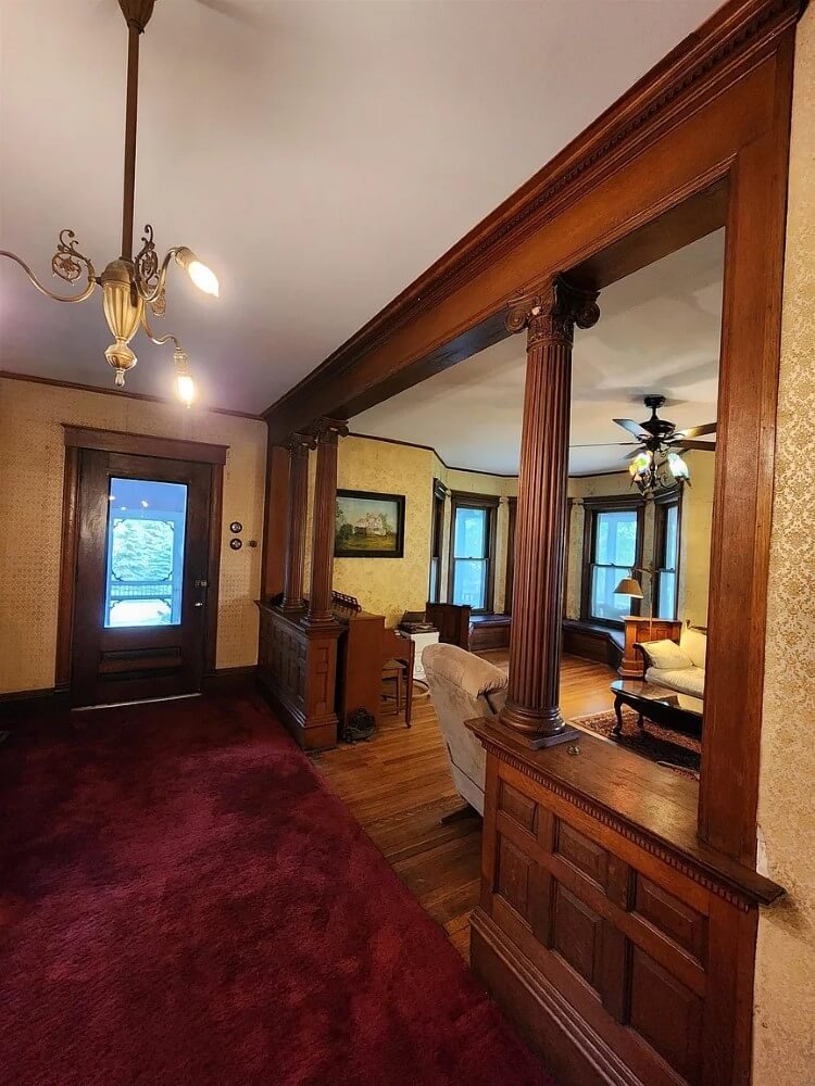 1895 Victorian house Emmetsburg Iowa - 20 - open space.jpeg