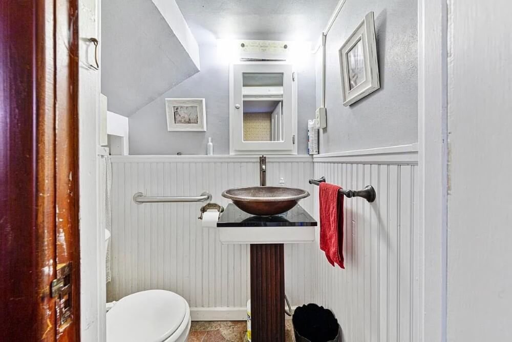 1895 Victorian house Emmetsburg Iowa - 22 - bathroom.jpeg