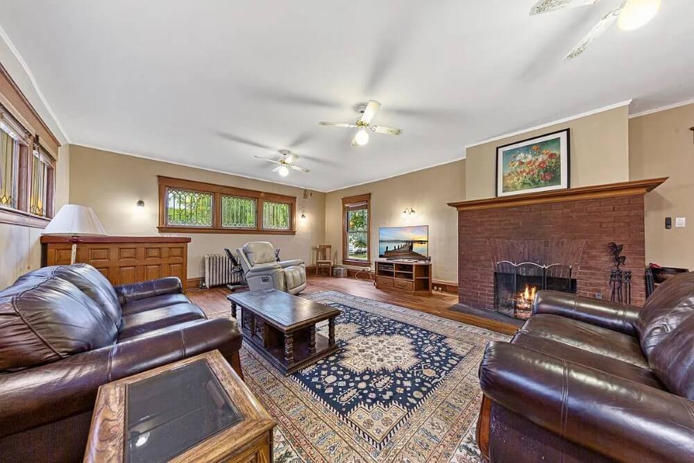 1895 Victorian house Emmetsburg Iowa - 23 - family room.jpeg