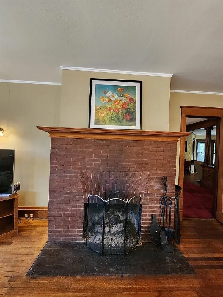 1895 Victorian house Emmetsburg Iowa - 24 - family room.jpeg