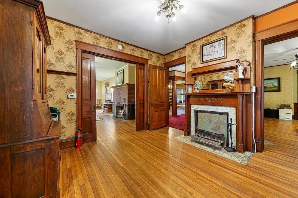 1895 Victorian house Emmetsburg Iowa - 30 - dining room.jpeg