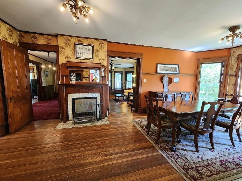 1895 Victorian house Emmetsburg Iowa - 32 - dining room.jpeg