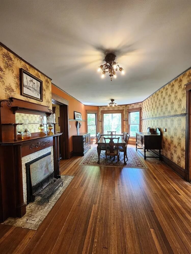 1895 Victorian house Emmetsburg Iowa - 33 - dining room.jpeg