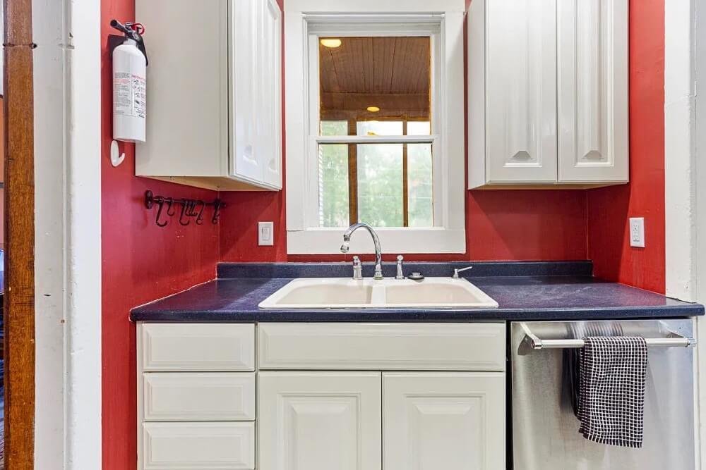 1895 Victorian house Emmetsburg Iowa - 37 - kitchen.jpeg