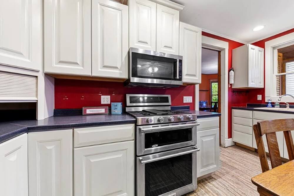1895 Victorian house Emmetsburg Iowa - 39 - kitchen.jpeg