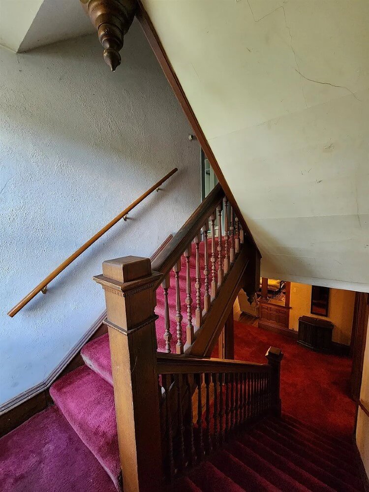 1895 Victorian house Emmetsburg Iowa - 42 - stairs.jpeg