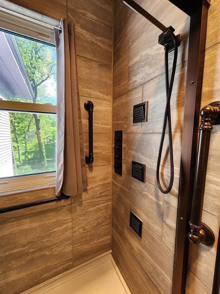 1895 Victorian house Emmetsburg Iowa - 57 - bathroom.jpeg