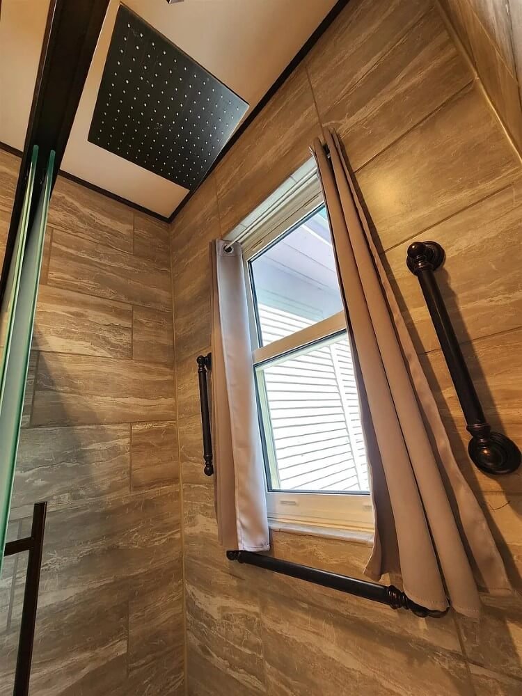 1895 Victorian house Emmetsburg Iowa - 58 - bathroom.jpeg