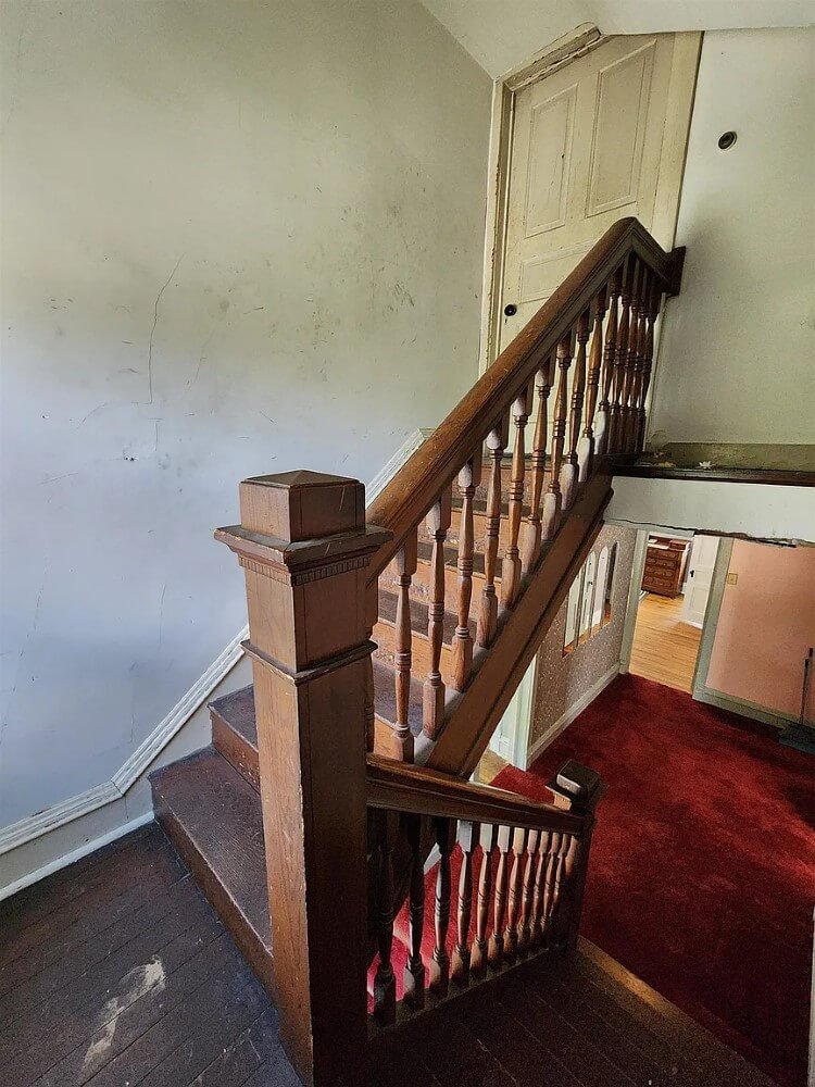 1895 Victorian house Emmetsburg Iowa - 61 - stairs.jpeg