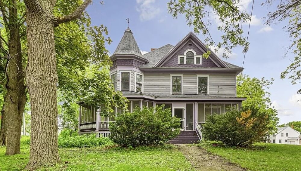1895 Victorian house Emmetsburg Iowa - 67 - front view.jpeg