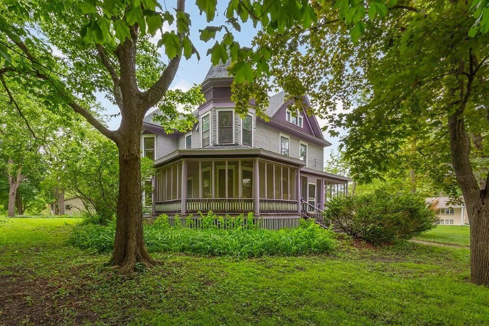 1895 Victorian house Emmetsburg Iowa - 68 - side view.jpeg