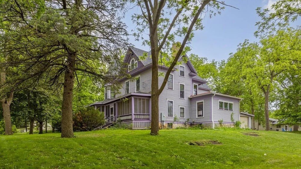 1895 Victorian house Emmetsburg Iowa - 69 - side view.jpeg
