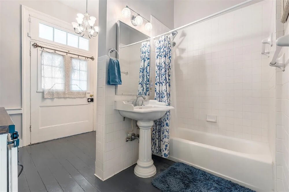 The Governors Corner 1809 Greek Revival house Russellville Kentucky - 21 - bathroom.jpeg