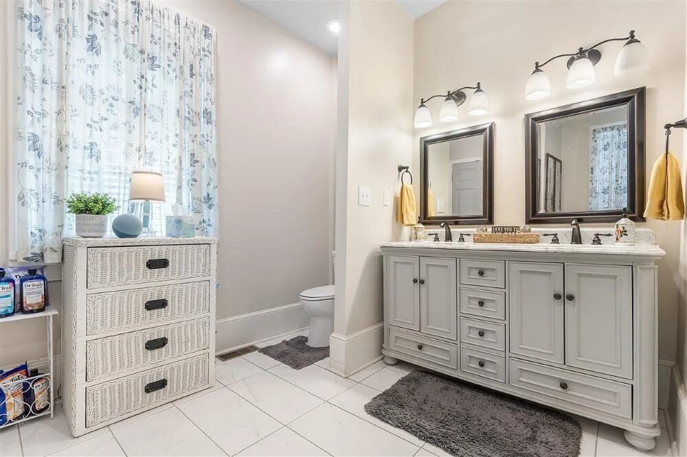 The Governors Corner 1809 Greek Revival house Russellville Kentucky - 27 - bathroom.jpeg