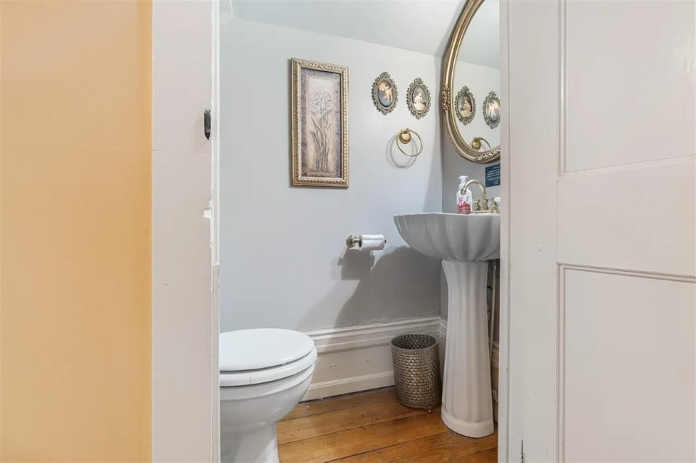 The Governors Corner 1809 Greek Revival house Russellville Kentucky - 32 - bathroom.jpeg