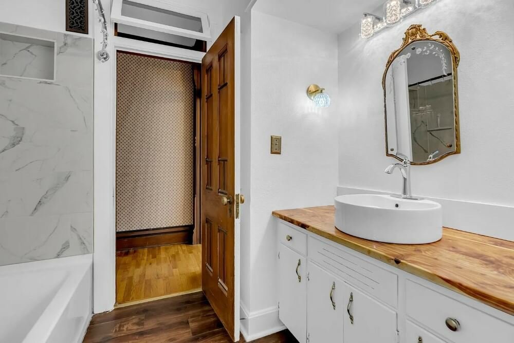 1890 Victorian house Lindsborg Kansas - 25 - bathroom.jpg