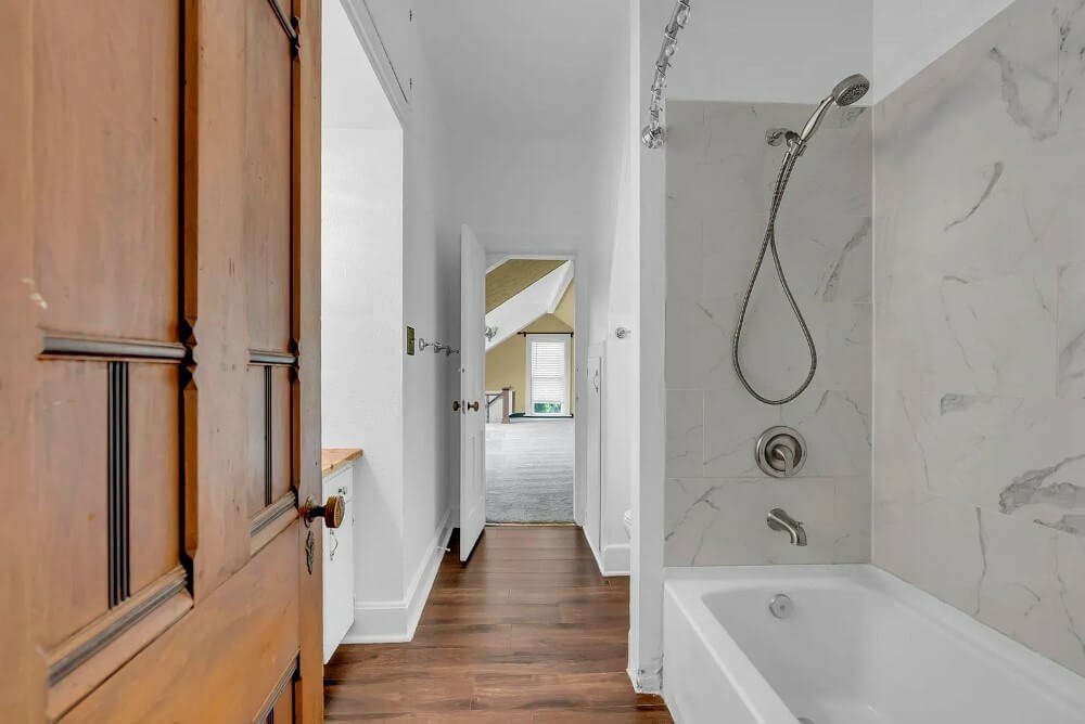 1890 Victorian house Lindsborg Kansas - 26 - bathroom.jpg