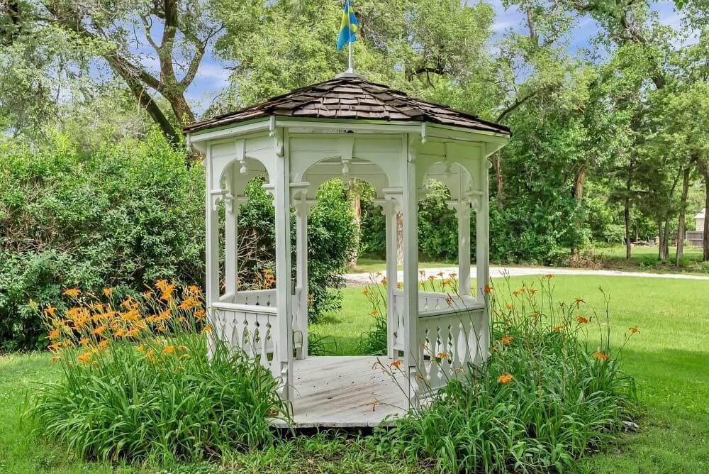 1890 Victorian house Lindsborg Kansas - 32 - garden.jpg