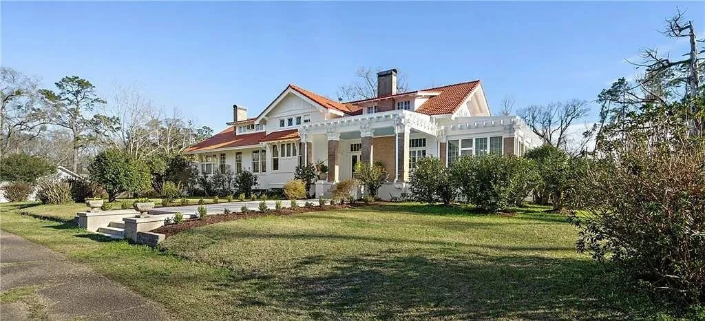 Mounts Villa 1915 Arts and Crafts style Ponchatoula Louisiana - 2 - front view.jpg