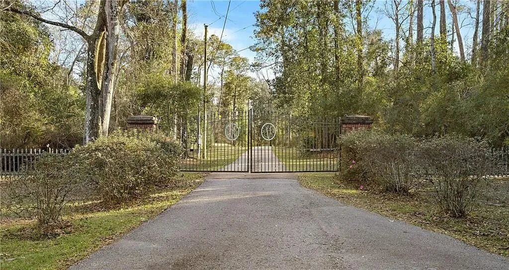 Mounts Villa 1915 Arts and Crafts style Ponchatoula Louisiana - 4 - gate.jpg