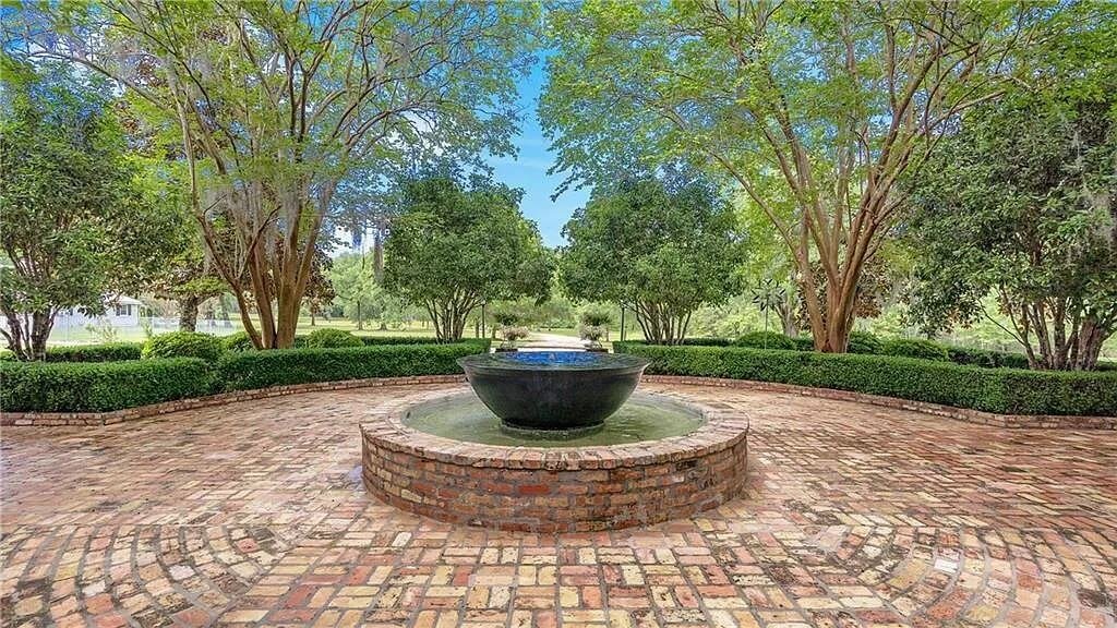 Wolfe Tone 1851 historic property Covington Louisiana - 2 - front yard.jpg