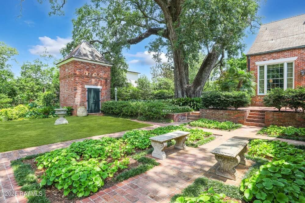 1961 Traditional house Lafayette Louisiana - 39 - garden.jpeg
