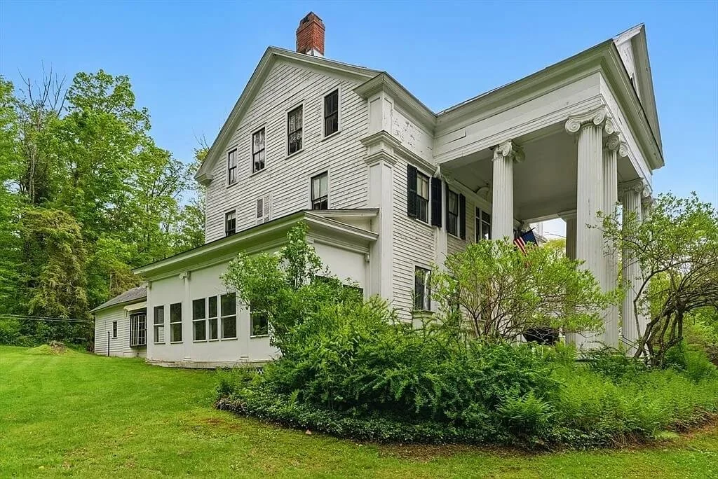 1820 Neoclassical house Worthington Massachusetts - 2 - side view.jpg