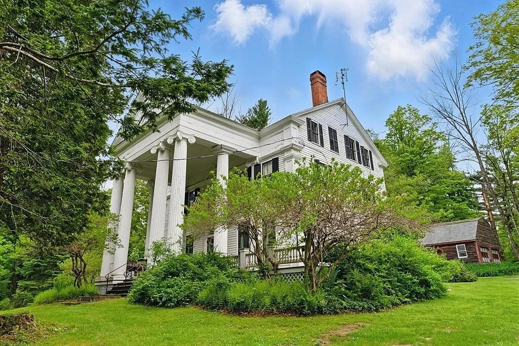 1820 Neoclassical house Worthington Massachusetts - 4 - side view.jpg