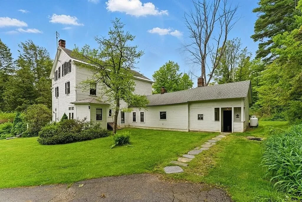 1820 Neoclassical house Worthington Massachusetts - 5 - side view.jpg