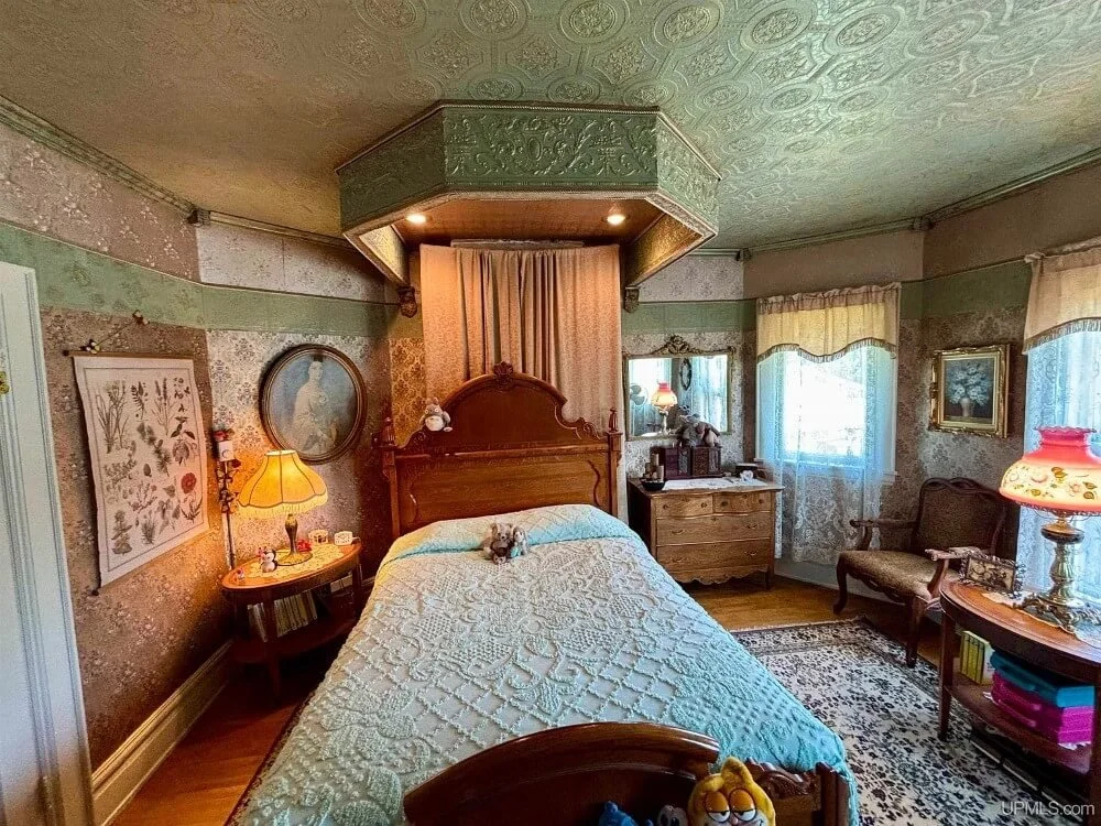 The Macloud House 1883 Victorian style Newberry Michigan - 38 - bedroom.jpeg
