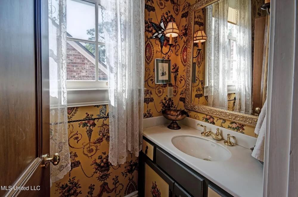 1939 Georgian Revival house Jackson Mississippi - 36 - bathroom.jpeg