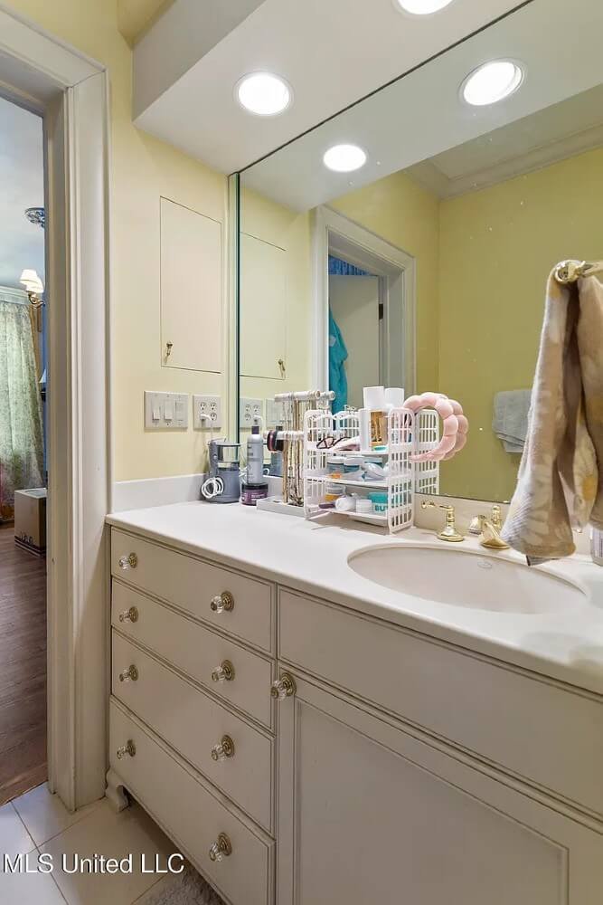 1939 Georgian Revival house Jackson Mississippi - 83 - bathroom.jpeg