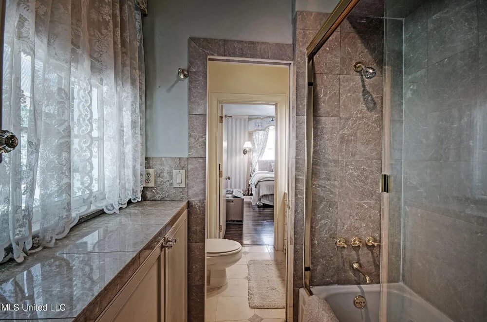 1939 Georgian Revival house Jackson Mississippi - 85 - bathroom.jpeg