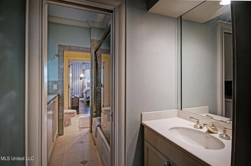 1939 Georgian Revival house Jackson Mississippi - 86 - bathroom.jpeg