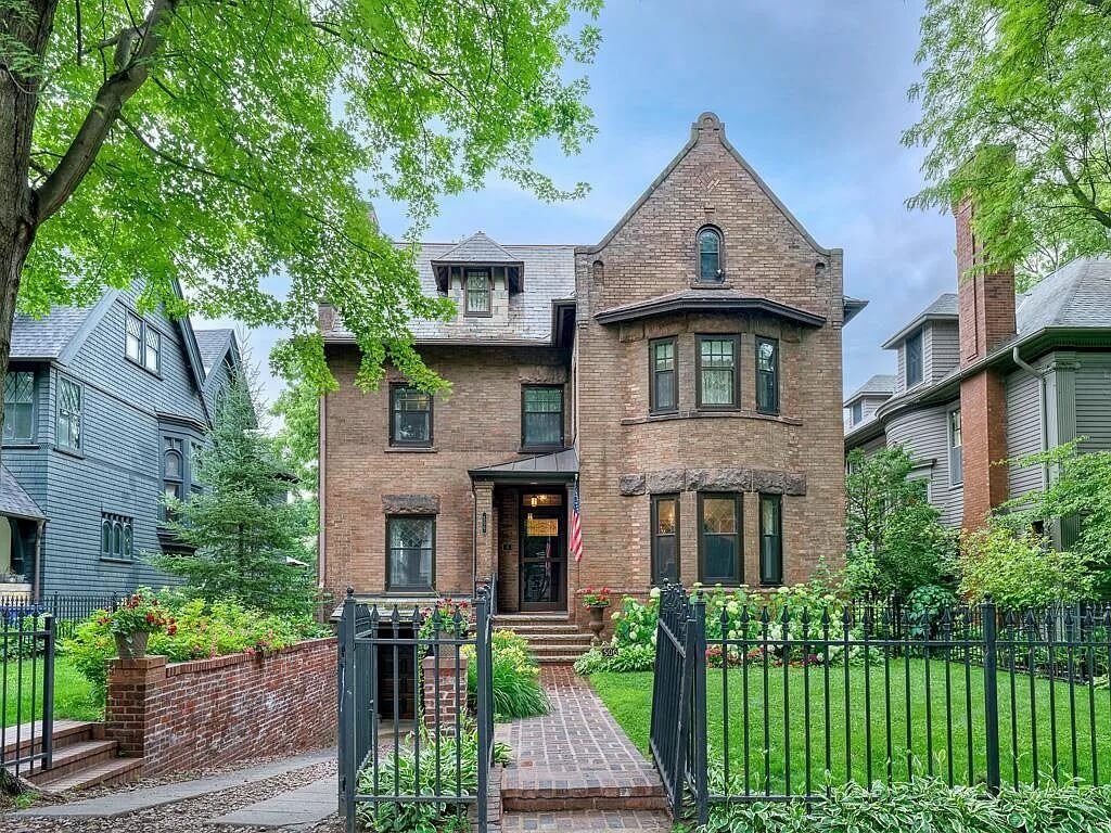 1895 Historic house Saint Paul Minnesota - 1 - front view.jpg