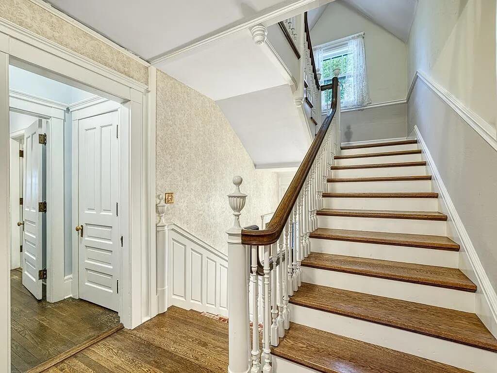1895 Historic house Saint Paul Minnesota - 32 - staircase.jpg